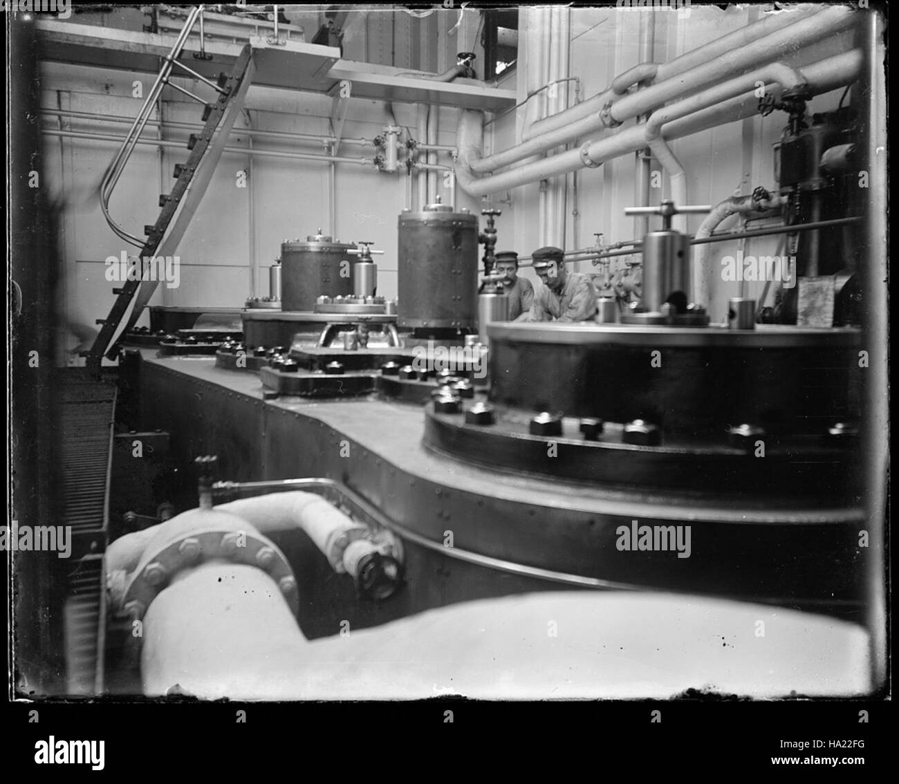 Sfmaritimenps Sammlungen 21843416542 Ingenieure bei Arbeiten unter, möglicherweise an Bord kalifornische Deck (gebaut 1900; Frachter), zwischen 1900-1918 Stockfoto