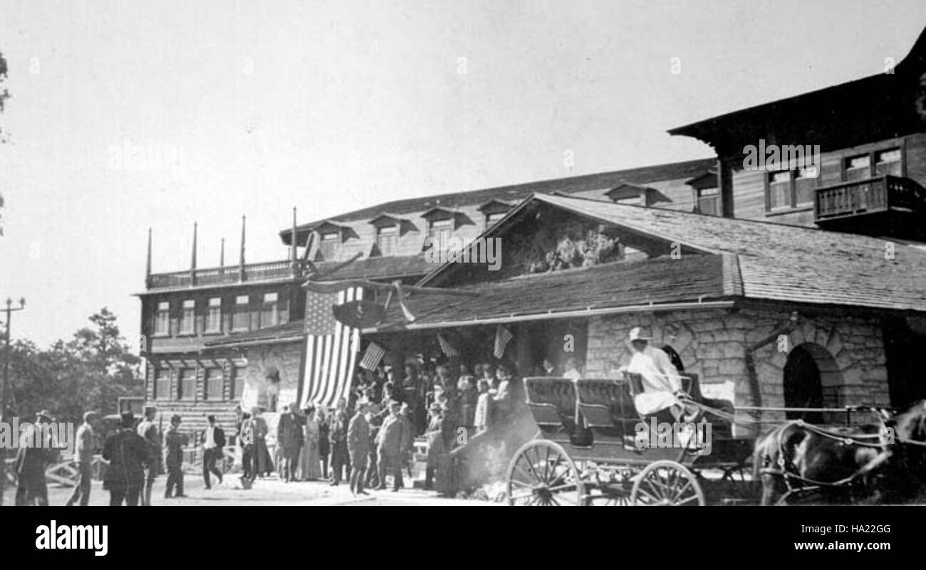 Das historische El Tovar Hotel im Grand Canyon National Park ist ein Symbol für den Tourismus und die Parkentwicklung des frühen 20. Jahrhunderts. Die Architektur und Lage des Gebäudes bieten Besuchern eine einzigartige Perspektive auf die Pracht des Canyons. Stockfoto