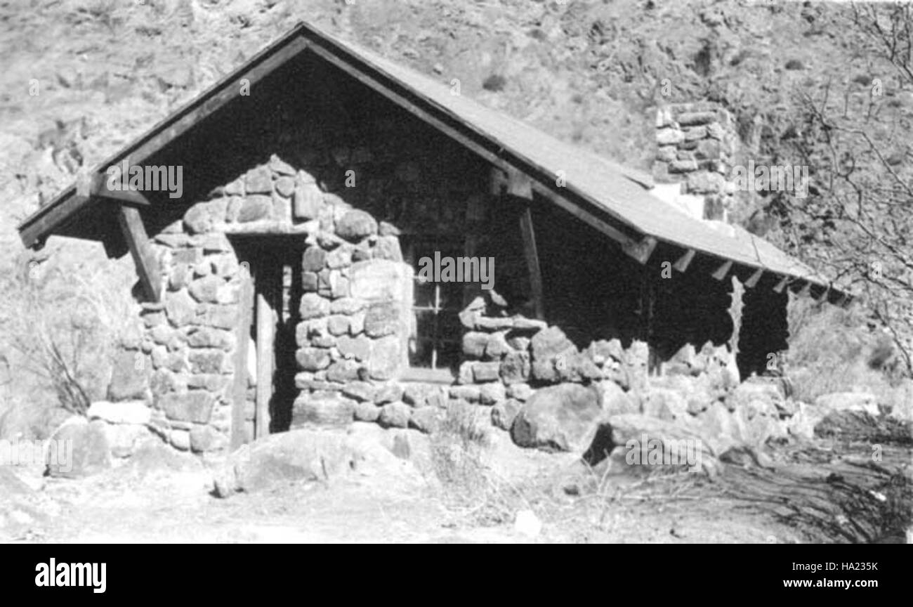 Die Phantom Ranch wurde 1922 im Grand Canyon gegründet und ist eine historische Stätte, die Unterkünfte und Dienstleistungen für Besucher bietet, die die einzigartigen geologischen Besonderheiten und die Wildnis des Canyons erkunden. Stockfoto