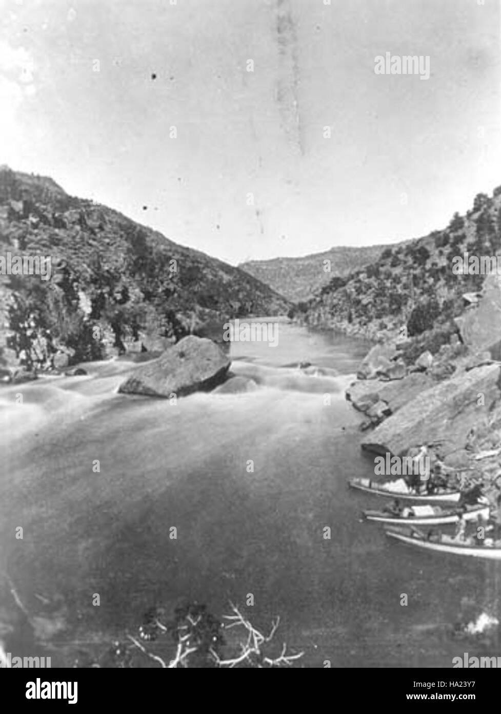 Die Powell Expedition von 1873 war ein bedeutendes Ereignis bei der Erkundung des Grand Canyon. Unter der Leitung von John Wesley Powell ermöglichte diese Expedition unschätzbare Einblicke in die Geologie des Canyons und den Colorado River, was zum historischen Erbe des Parks beitrug. Stockfoto