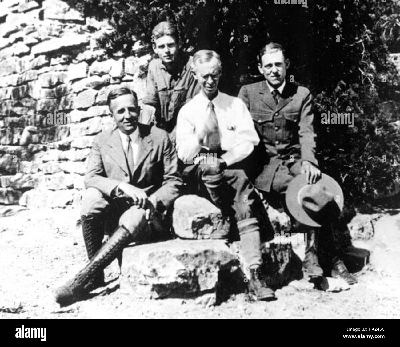 Der Grand Canyon National Park, der als erster Nationalpark gegründet wurde, beschäftigte 1929 Naturforscher, um seine natürlichen und kulturellen Ressourcen zu interpretieren. Diese frühen Mitarbeiter spielten eine entscheidende Rolle bei der Aufklärung der Öffentlichkeit und der Erhaltung der Geschichte und des Ökosystems des Parks. Stockfoto