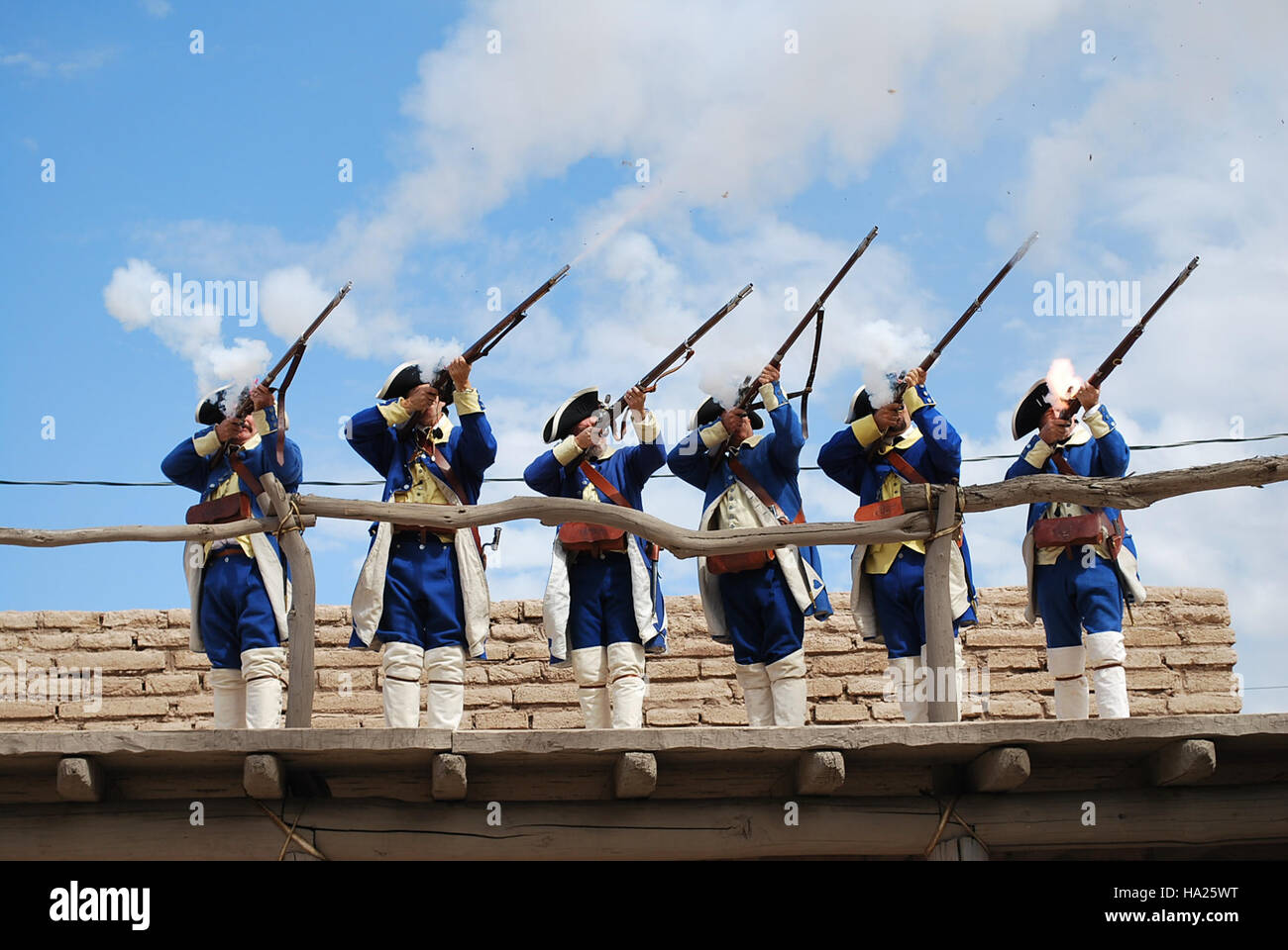 Dieses Bild zeigt eine historische Nachstellung im Tucson Presidio, die sich auf die frühe Militärgeschichte der Region konzentriert. Das Presidio ist eine wichtige kulturelle Stätte, die die Rolle der Region in der Geschichte der USA und ihre Erhaltung zeigt. Stockfoto