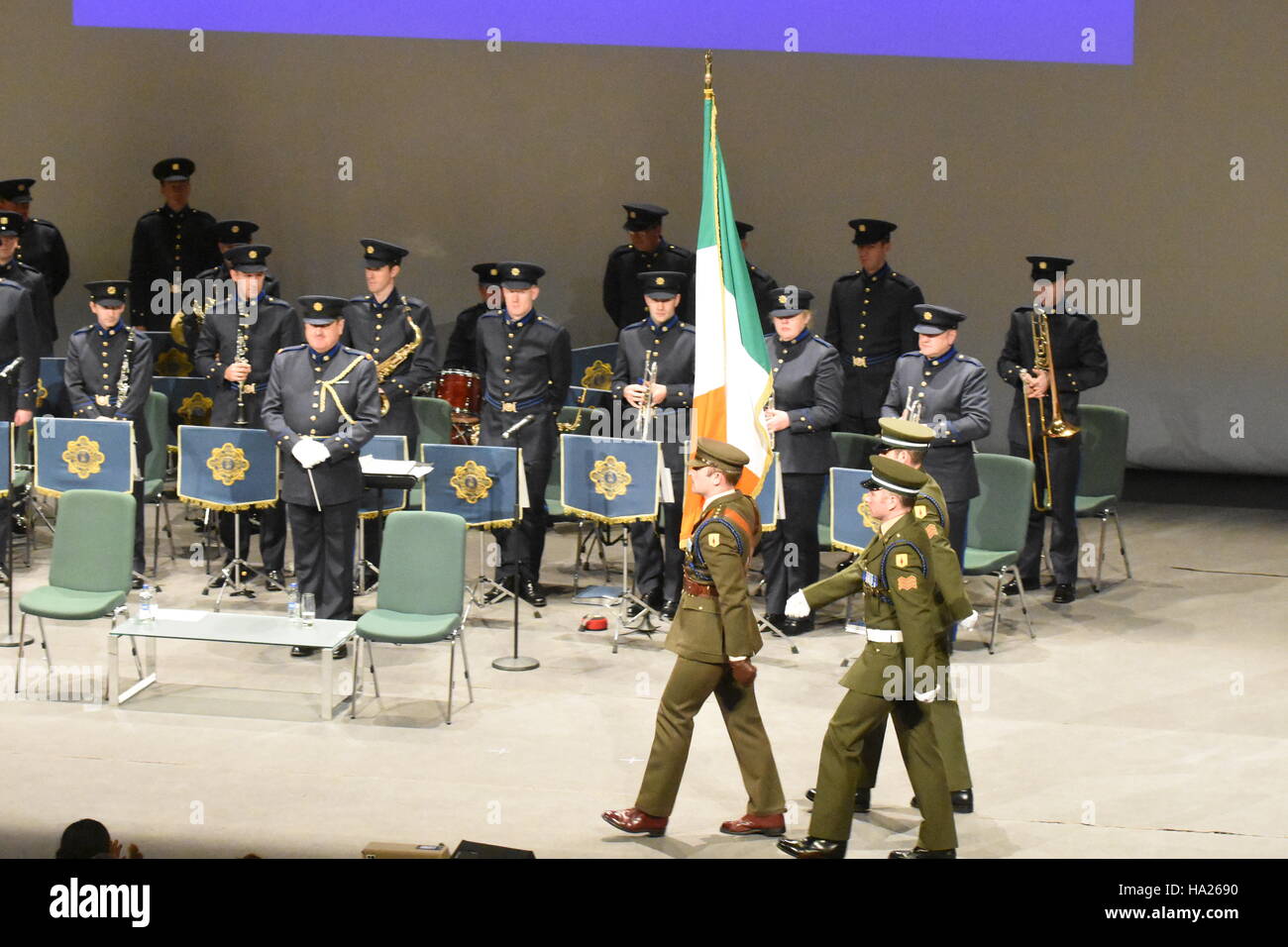 Dublin, Irland. 25. November 2016. Mehr als 2.000 Menschen versammelten sich im Convention Centre in Dublin, neueste Staatsbürger zu werden. Da die Staatsbürgerschaft Zeremonien vor fünf Jahren begann, haben 95.000 Menschen aus 170 Ländern ihren Weg zu dem Gebäude auf den Kais, den Eid der Treue zu Irland gemacht. © John Rooney/Pacific Press/Alamy Live-Nachrichten Stockfoto