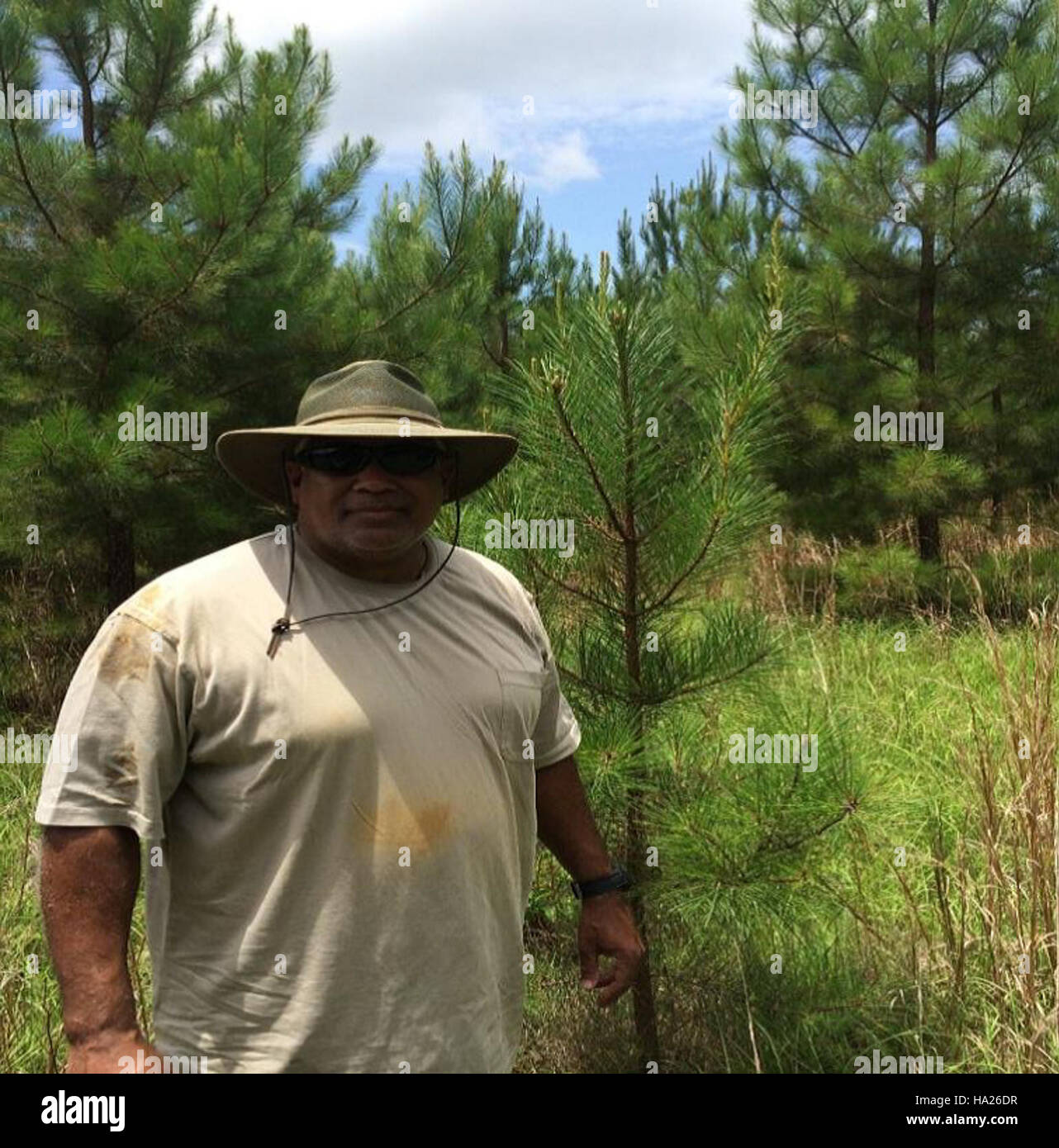 Farmer Randall Hildreth verwaltet eine 500 Hektar große Farm im Marengo County, Alabama. Seine landwirtschaftlichen Praktiken tragen zur lokalen Nahrungsmittelproduktion bei und unterstützen gleichzeitig nachhaltige Anbaumethoden in der Region. Stockfoto