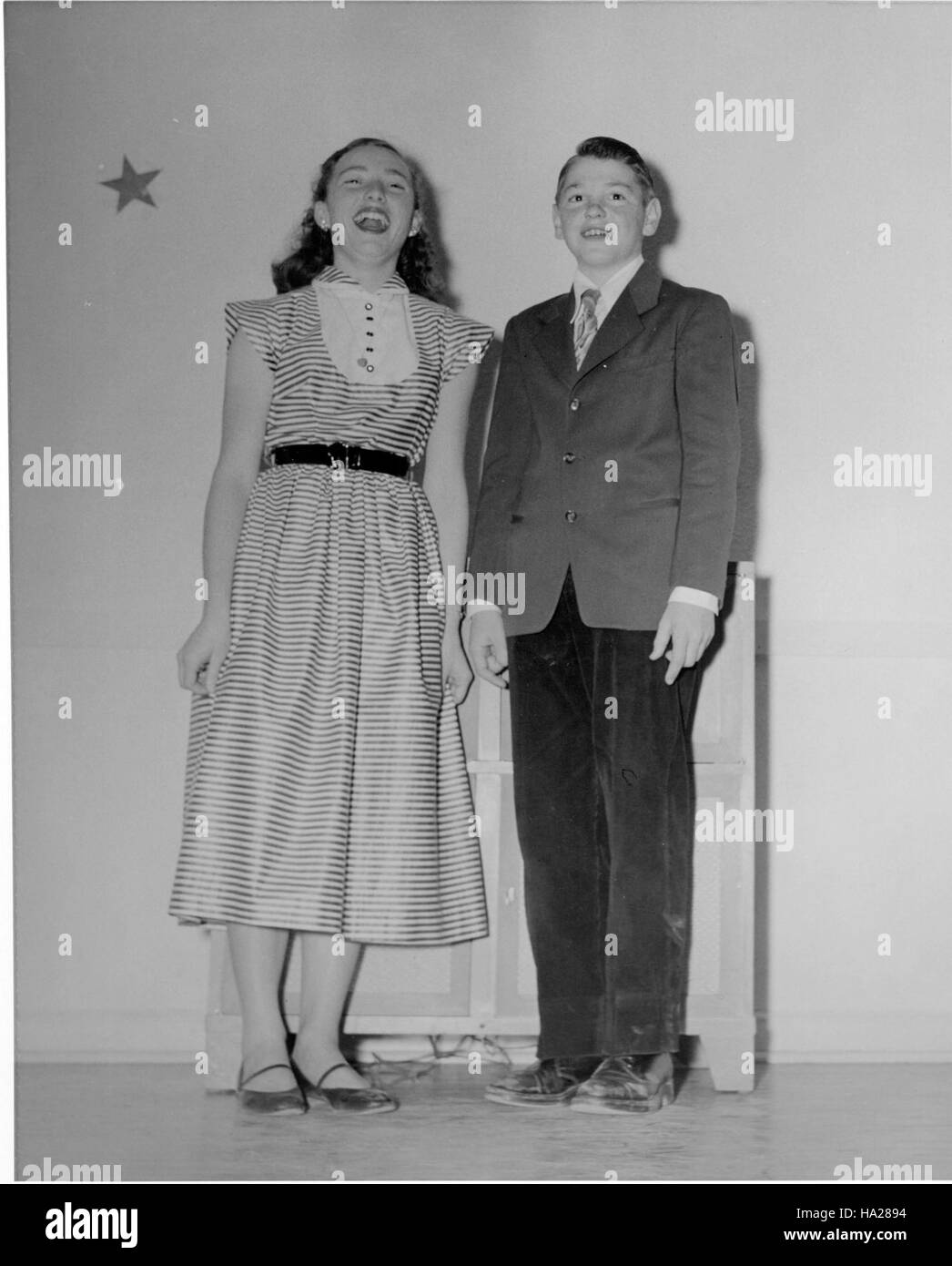 Im Grand Canyon National Park fand eine Zeremonie zu Ehren des Valediktorians und Salutatorians der Klasse von 1953 statt. Diese Veranstaltung fand am Südrand statt und war ein historischer Anlass in der Bildungs- und Kulturgeschichte des Parks. Stockfoto