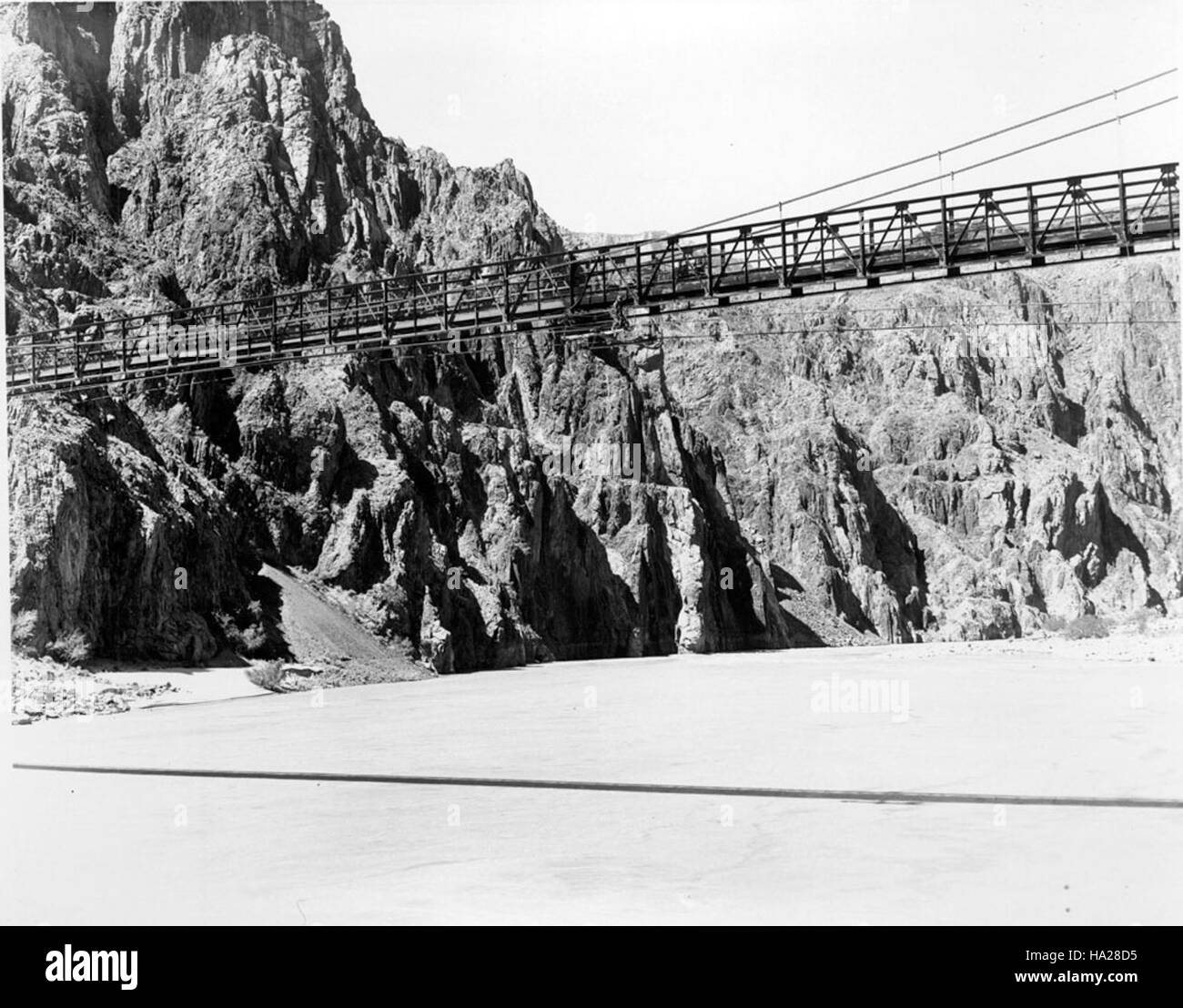 Die historische Kaibab Trail Suspension Bridge im Grand Canyon National Park ist ein berühmtes Gebäude, das wichtige Bereiche des Parks verbindet. Diese historische Brücke bietet Wanderern Zugang und ist ein Symbol für die Parkinfrastruktur und die Denkmalpflege. Stockfoto
