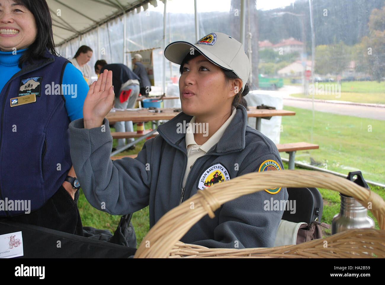 Dieses Bild zeigt eine Junior Ranger Zeremonie in einem US-Nationalpark, die an die Geschichte des Presidio erinnert. Es markiert die Weitergabe von Wissen und Tradition an die jüngeren Generationen durch eine offizielle Vereidigung. Stockfoto