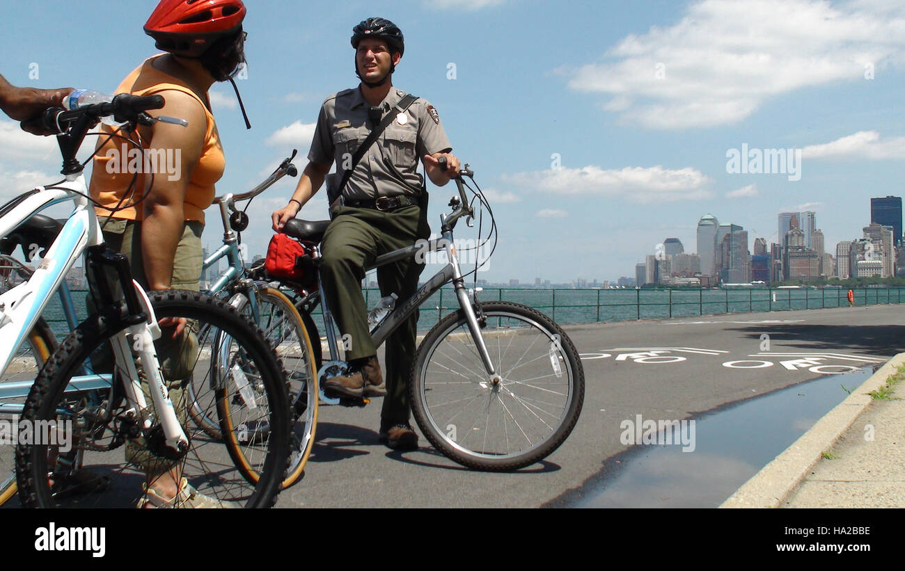 Ranger Brent besucht Fahrradtouristen auf Governors Island und bietet Einblicke in die reiche Geschichte und einzigartige Besonderheiten der Insel. Governors Island ist ein historischer Ort, der informative Touren und Freizeitaktivitäten anbietet. Stockfoto