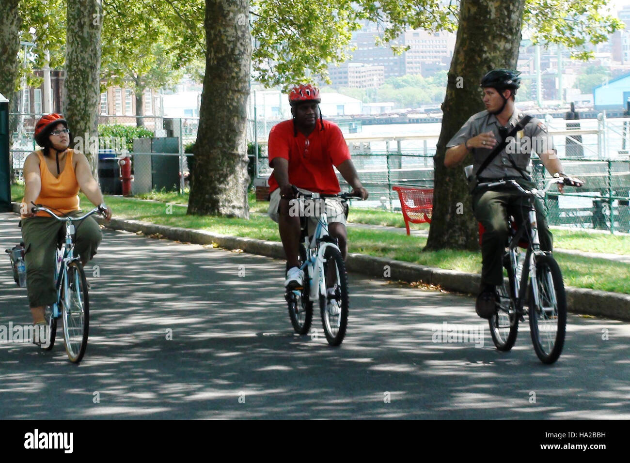 Ranger Brent führt eine Fahrradtour im Governors Island National Park in New York durch. Die Tour bietet einen einzigartigen Blick auf die historischen Stätten und die natürliche Schönheit der Insel und bietet Besuchern ein lehrreiches Erlebnis. Stockfoto
