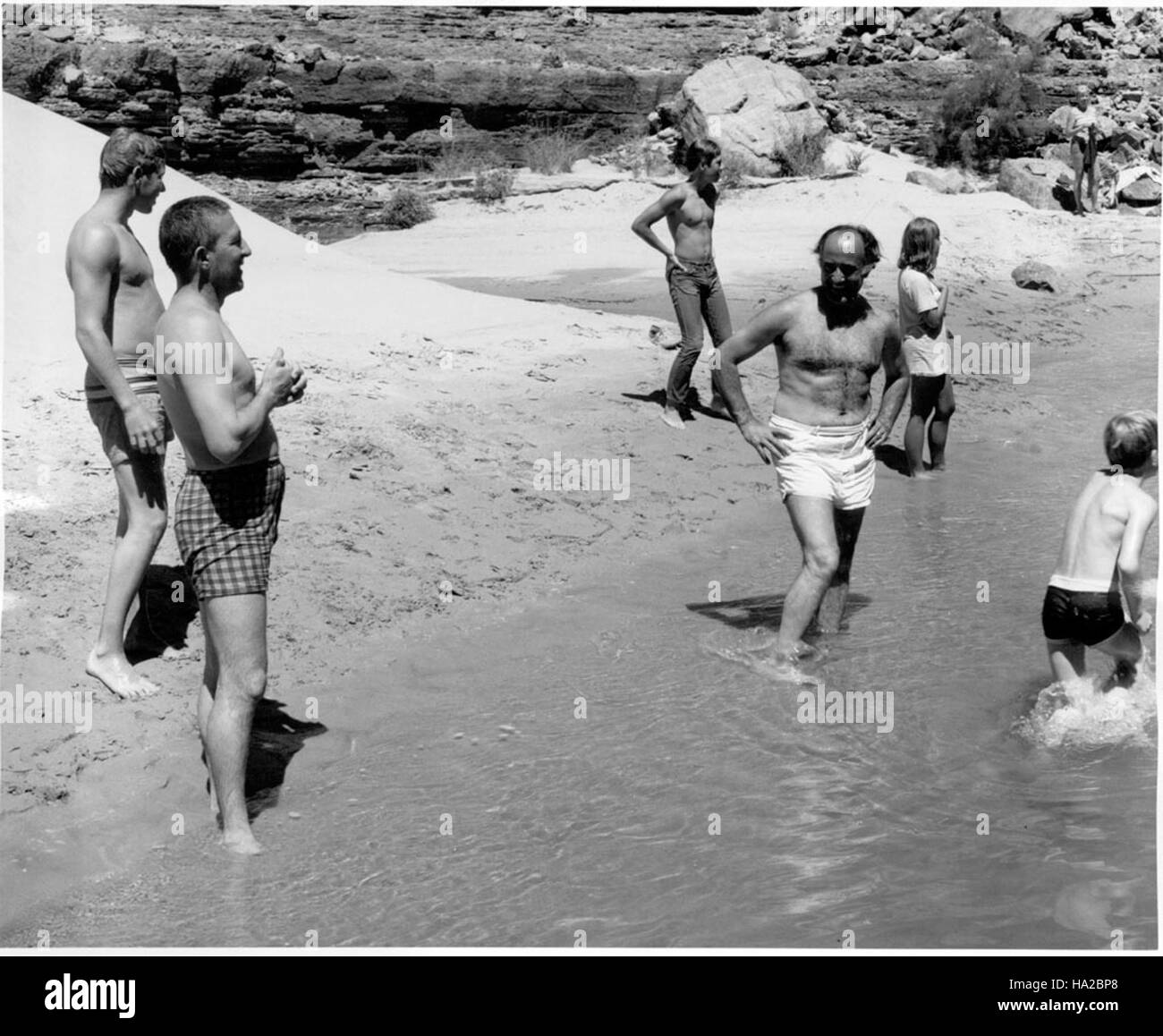 Dieses Bild ist ein historisches Flussfoto, das im Grand Canyon National Park aufgenommen wurde und die majestätische Schönheit des Canyons einfängt. Das Foto unterstreicht die Rolle des Flusses bei der Gestaltung der Landschaft und zeigt sowohl die geologische als auch die ökologische Bedeutung des Gebiets. Stockfoto