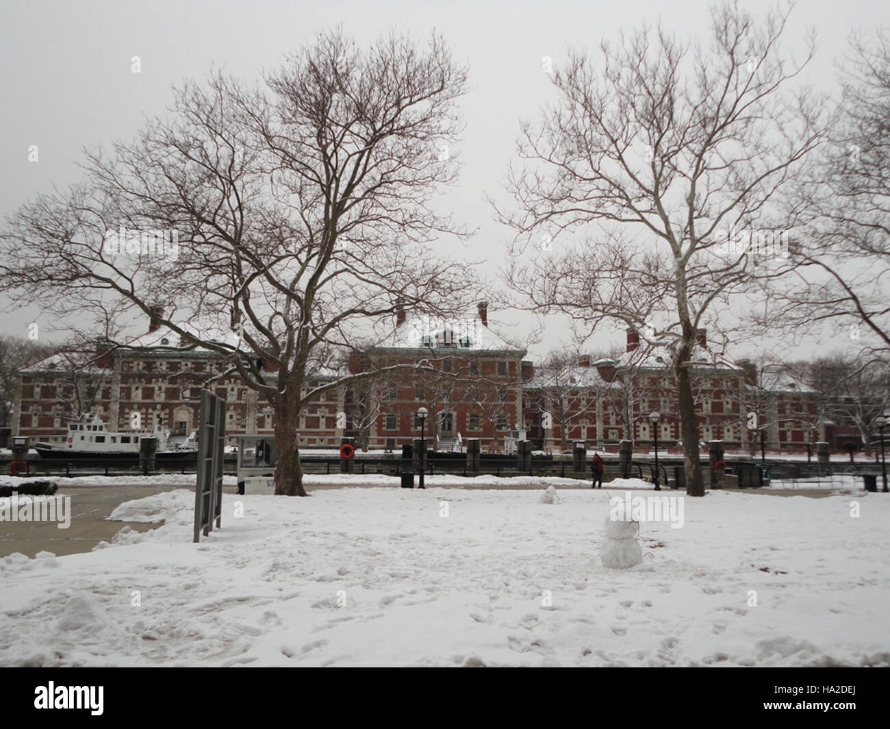 Ellis Island, historisch ein Tor für Einwanderer in die USA, beherbergte auch Krankenhäuser, die verschiedene Krankheiten behandelten. Das Bild zeigt die Rolle der Insel für die öffentliche Gesundheit, insbesondere in den harten Wintern, als Gesundheitsdienste für Neuankömmlinge von entscheidender Bedeutung waren. Stockfoto