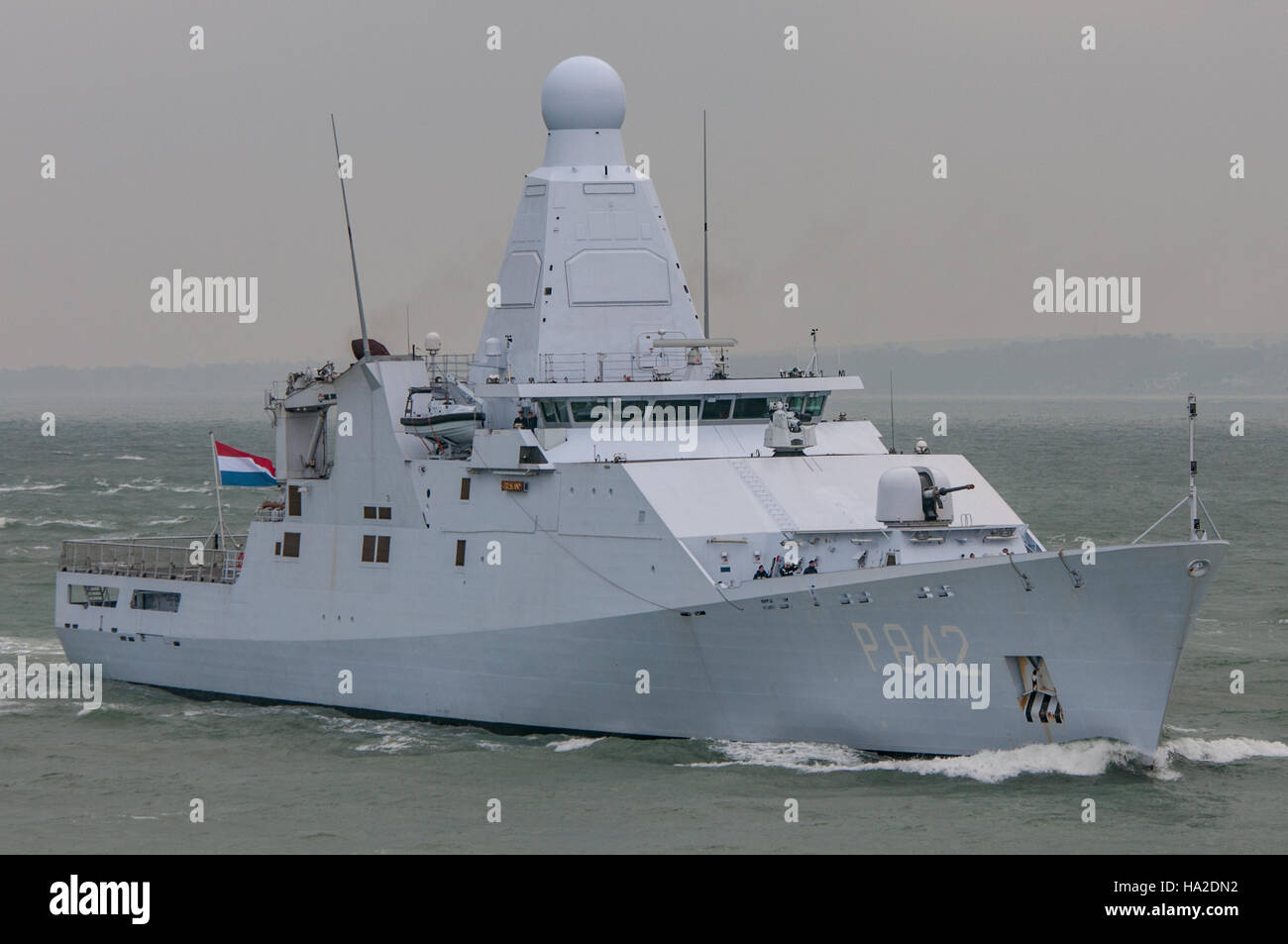 Die niederländische Marine (Koninklijke Marine) patrol Vessel, HNLMS Friesland (P 842) in Portsmouth, Großbritannien am 21. November 2014 ankommen. Stockfoto