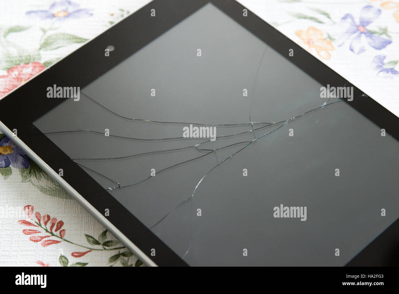 Tablet-PC mit einem gebrochenen Bildschirm Stockfoto