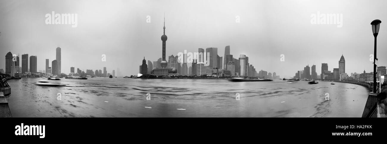 Breite Stadtbild von Shanghai Bund und Pudong Bezirke von über Wasserweg Fluss mit Schiffen Verkehr während der starken Verschmutzung Smog bei Sonnenuntergang. Stockfoto