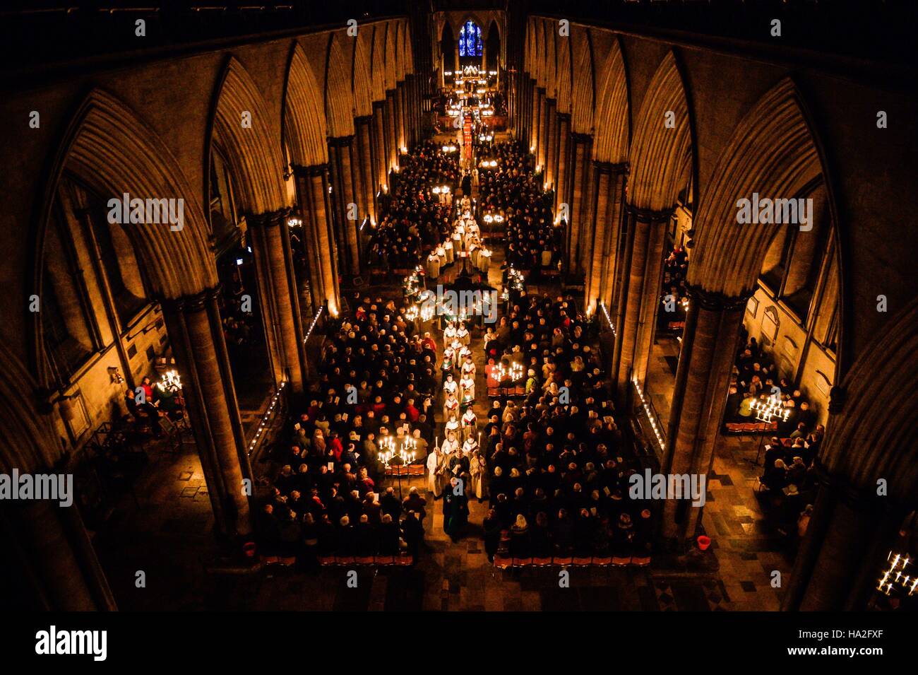 1.350 Kerzen erfolgen durch das Zentrum von Salisbury Cathedral während der Advent-Prozession "Aus der Dunkelheit ins Licht" leuchtenden der 800 Jahre alten mittelalterlichen Gebäude, wie alle anderen elektrischen und künstliche Lichter während des Gottesdienstes ausgeschaltet sind, die über das letzte Wochenende im November stattfindet. Stockfoto