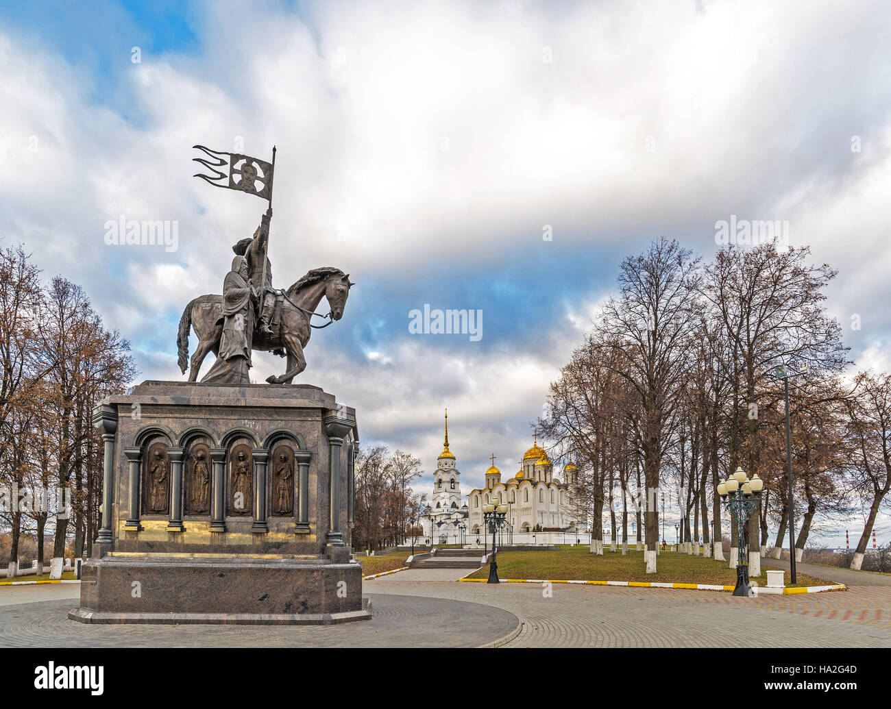 Vladimir, Russland - November 05.2015. Das Denkmal für St. Prince Vladimir und Fedor vor dem Hintergrund der Himmelfahrts-Kathedrale Stockfoto