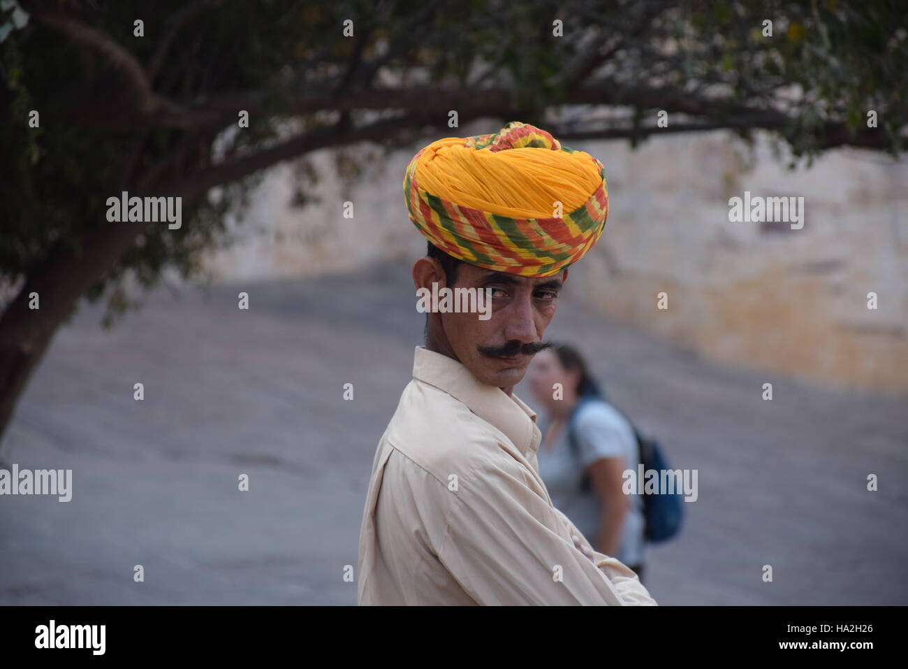 Porträt von einem indischen Mann mit Schnurrbart und Turban innerhalb Mehrangarh Fort in Jodhpur, Rajasthan, Indien Stockfoto