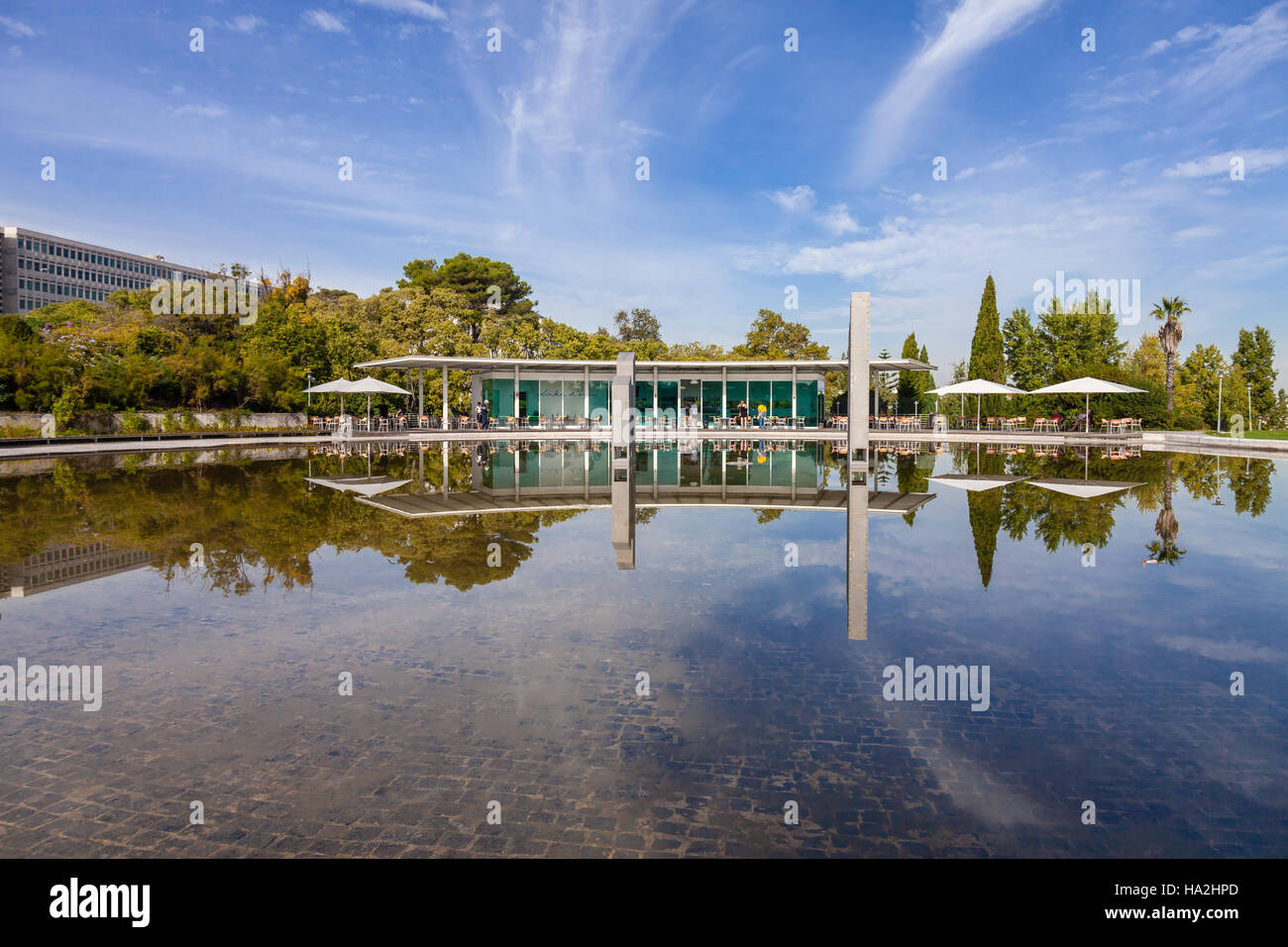 Lissabon, Portugal. Die Amalia Rodrigues Garten mit einem Teich eine spiegelnde Reflexion Linha D'Agua, ein open Air Cafe.. Linha Dagua Lisboa Stockfoto