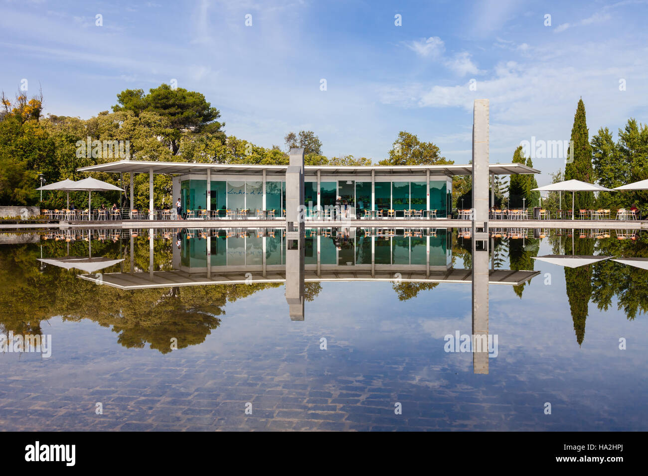 Lissabon, Portugal. Die Amalia Rodrigues Garten mit einem Teich eine spiegelnde Reflexion Linha D'Agua, ein open Air Cafe.. Linha Dagua Lisboa Stockfoto