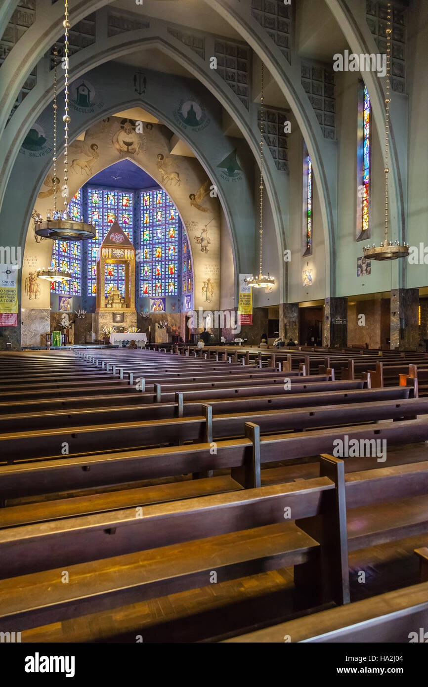 Nossa Senhora Rosario de Fatima Kirche. Nationalen modernistischen Stil Kirche, erbaut im Jahre 1938 mit Glasmalerei von Almada Negreiros. Stockfoto