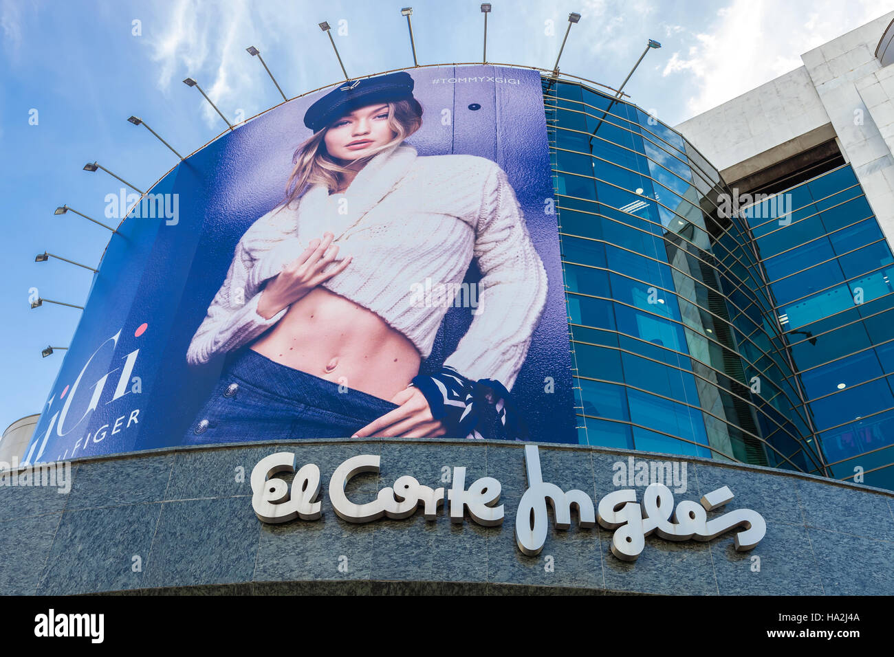 Lissabon, Portugal - 19. Oktober 2016: El Corte Ingles, ein high-End-Shopping-Mall. Plakatwand oder große Anzeige in der Hauptfassade. Stockfoto