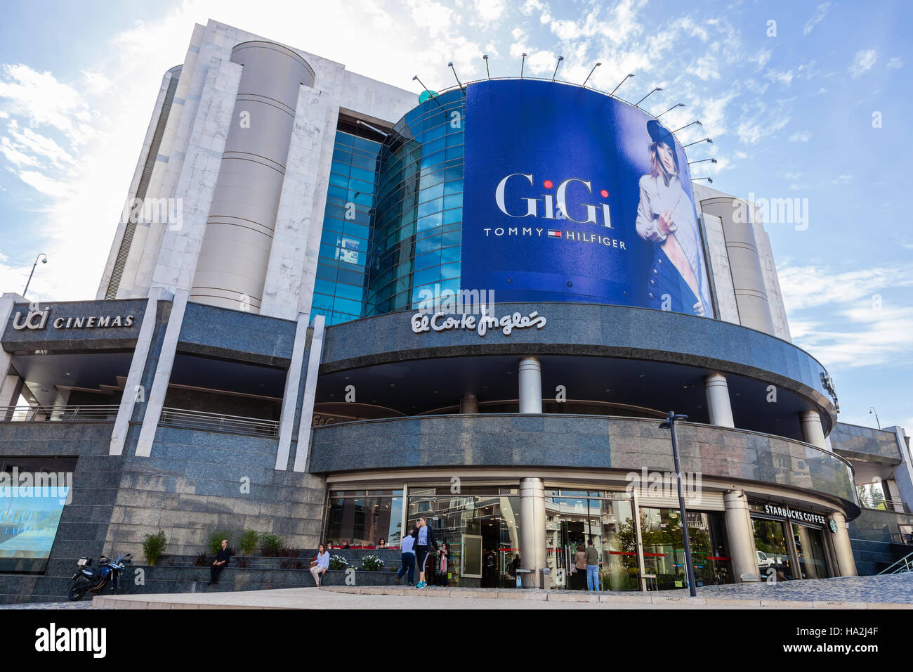 Lissabon, Portugal - 19. Oktober 2016: El Corte Ingles, ein high-End-Shopping-Mall der globalen Einzelhandelsunternehmen, in der Nähe von den Park Eduardo VII. Stockfoto