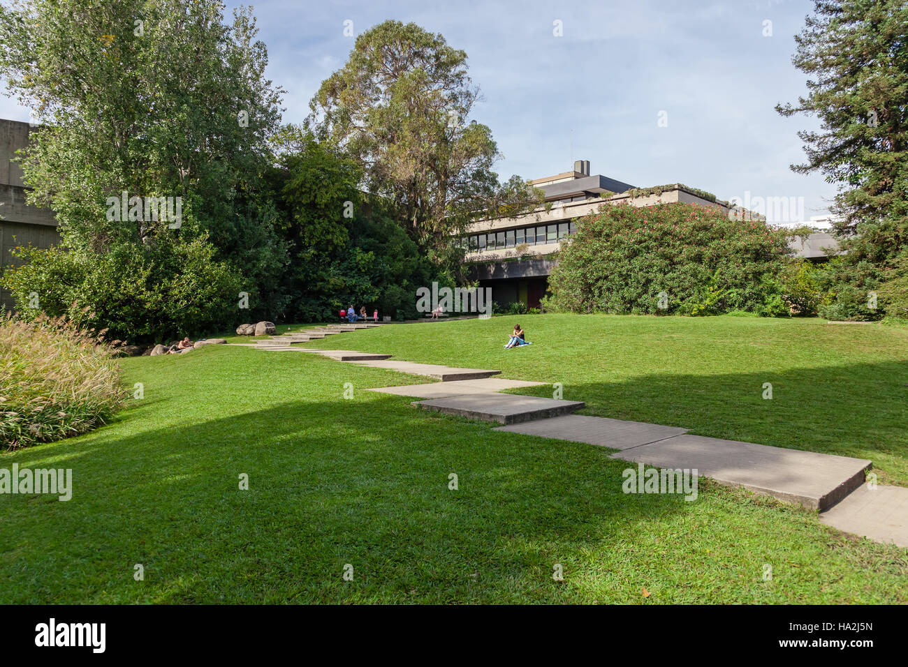 Calouste Gulbenkian Foundation. Das Auditorium in den Garten zu sehen. Ein sehr beliebter städtischer Park für die Öffentlichkeit zugänglich. Stockfoto