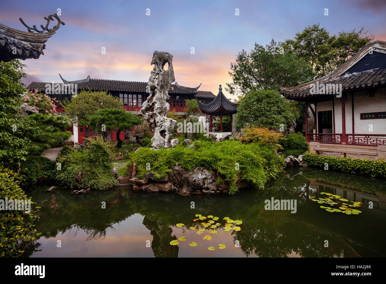 Gelehrter Stein in anhaltenden Garten, Suzhou, Jiangsu, China Stockfoto