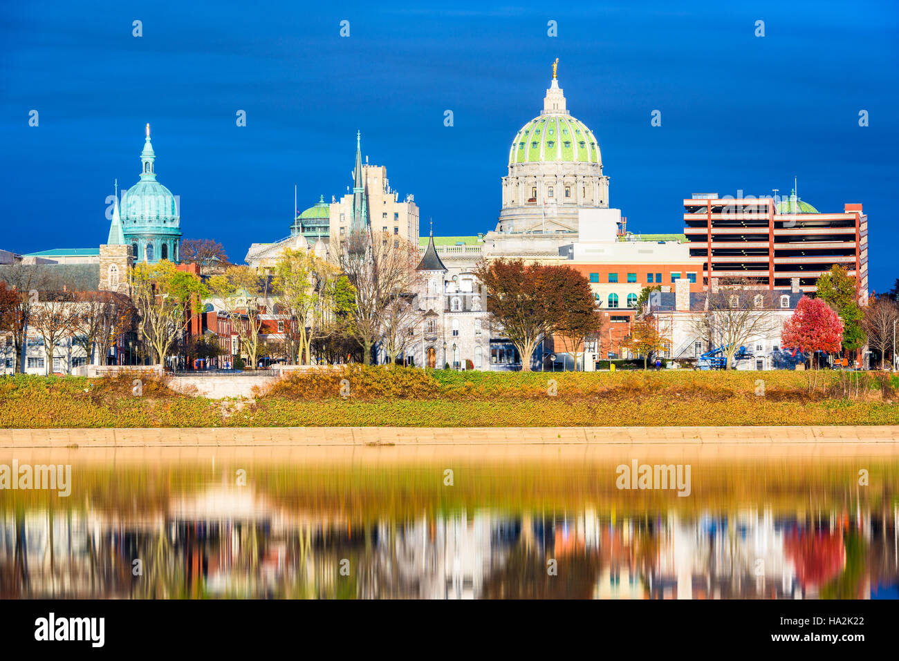 Harrisburg, Pennsylvania, USA Skyline am Susquehanna River. Stockfoto