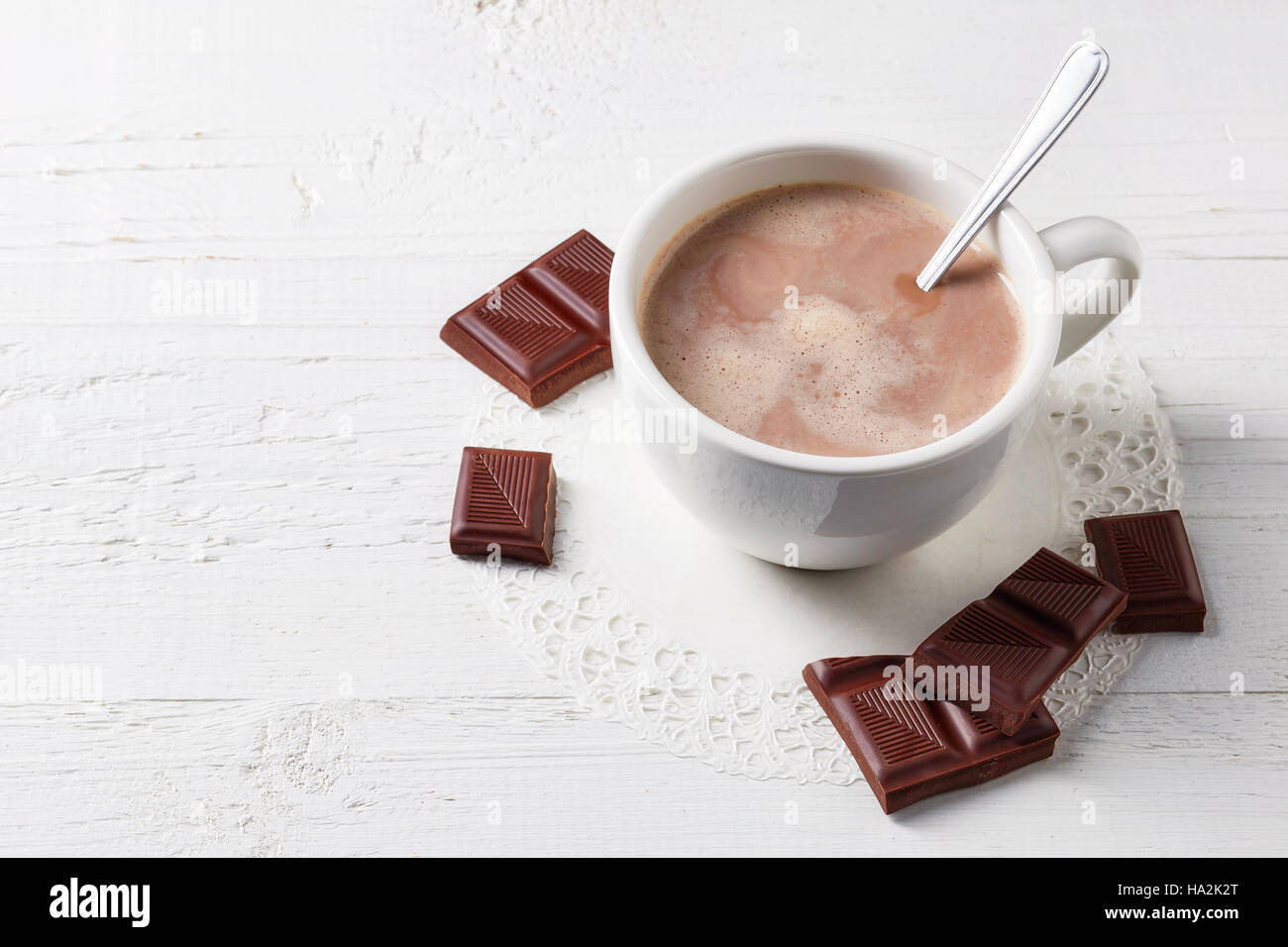 Tasse heißen Kakao Getränk mit Süßigkeiten auf weißer Holztisch Stockfoto