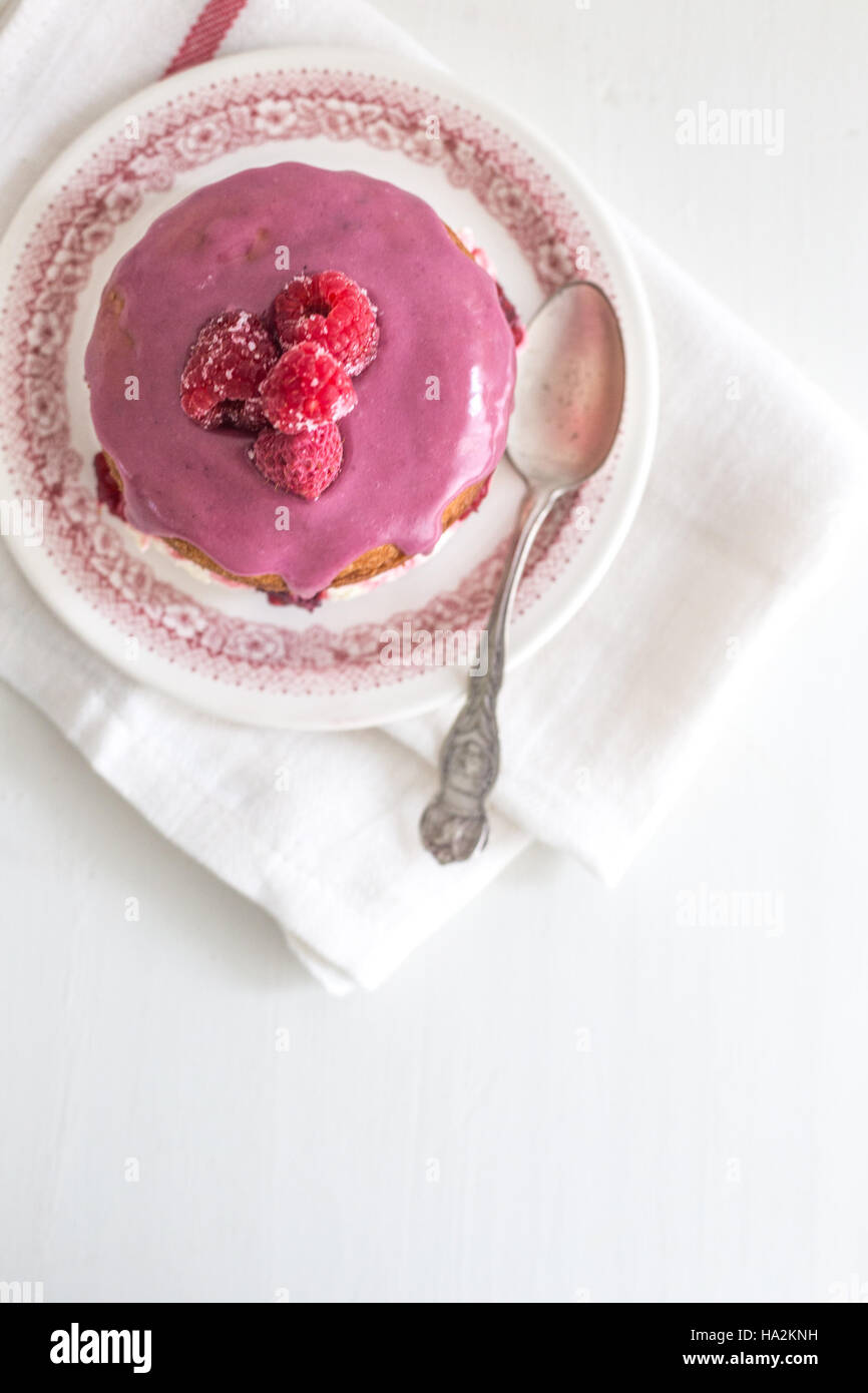 Rosa Geeiste Himbeer Muffin auf dem Teller Stockfoto