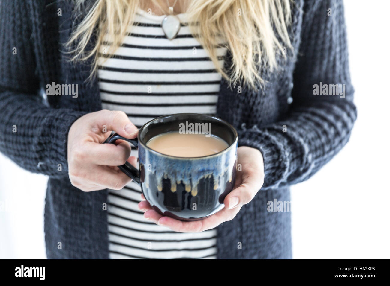 Frau mit einer Tasse Tee Stockfoto