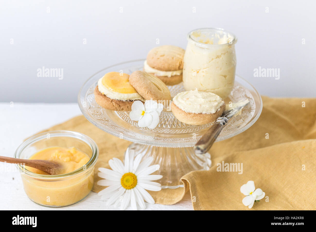 Topf mit hausgemachte Zitronencreme mit schmelzender Moment Kekse und Zitronen-Buttercreme Stockfoto