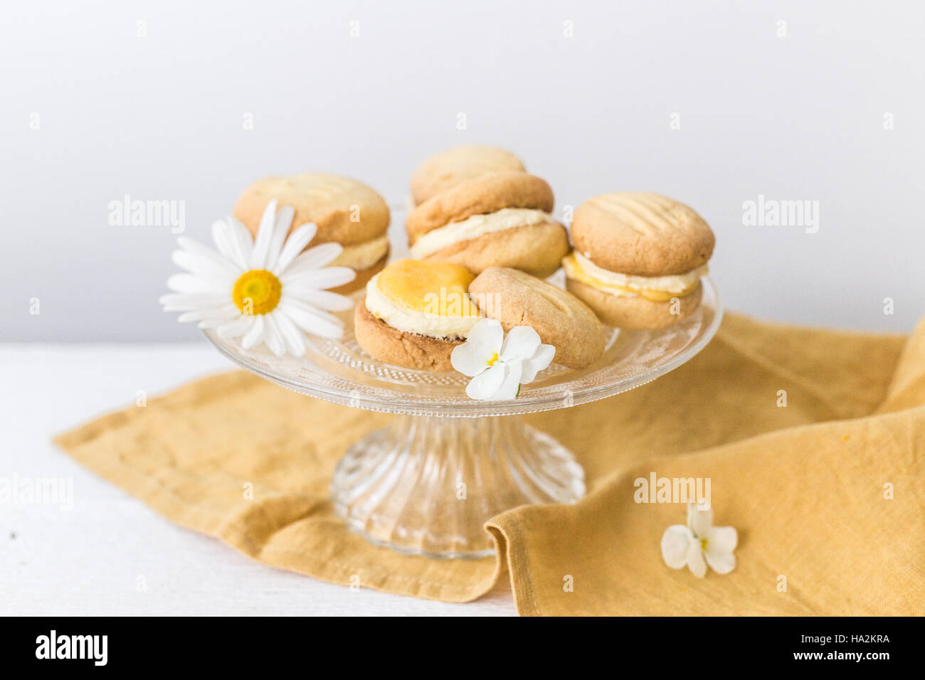 Zitrone schmelzen Momente auf einer Etagere Stockfoto