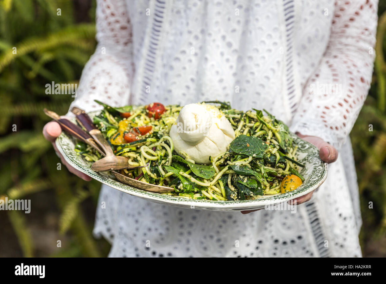 Frau mit einem Sommer-Zucchini-Salat Stockfoto