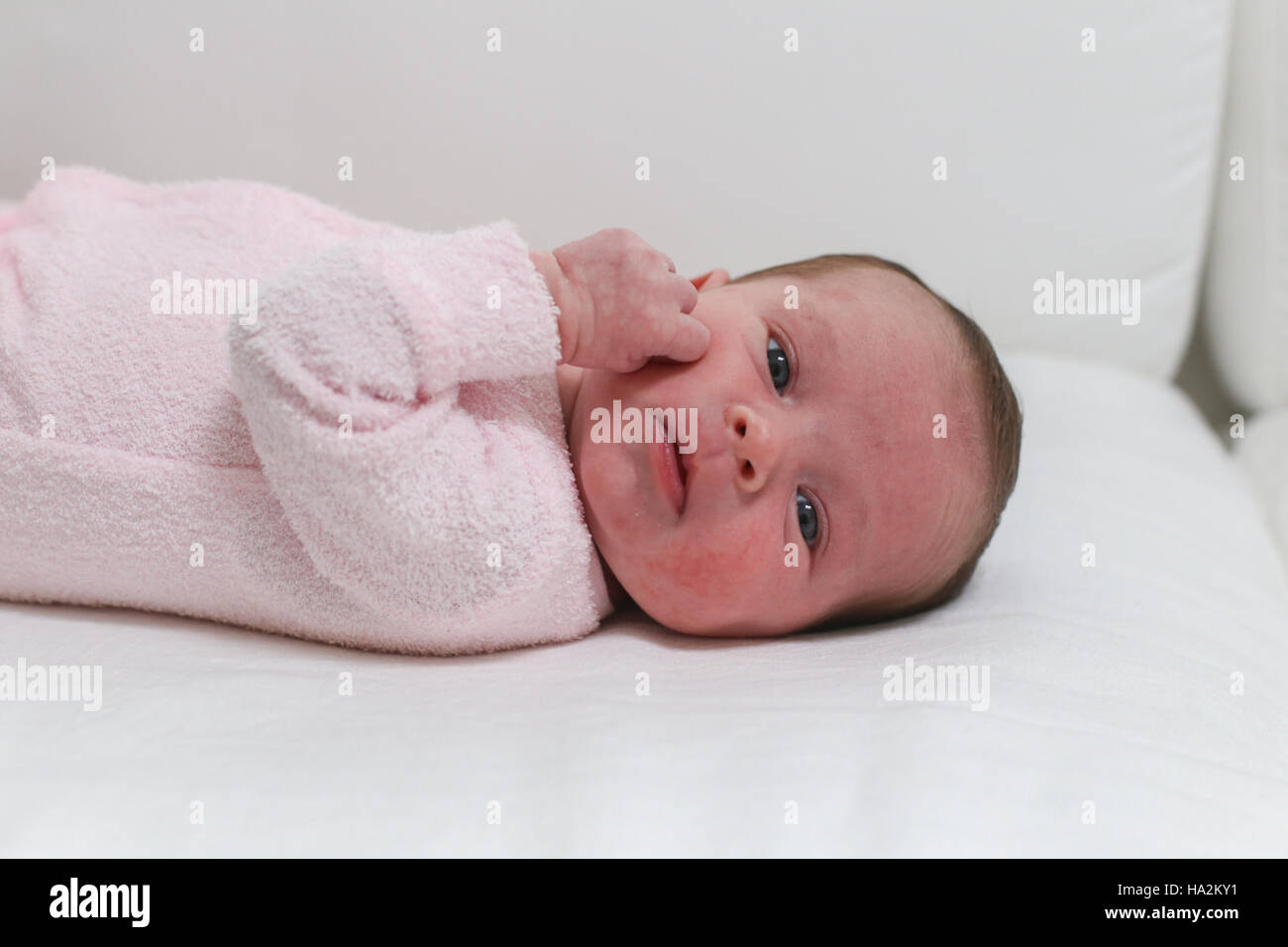 Babymädchen im Kinderbett liegen Stockfoto