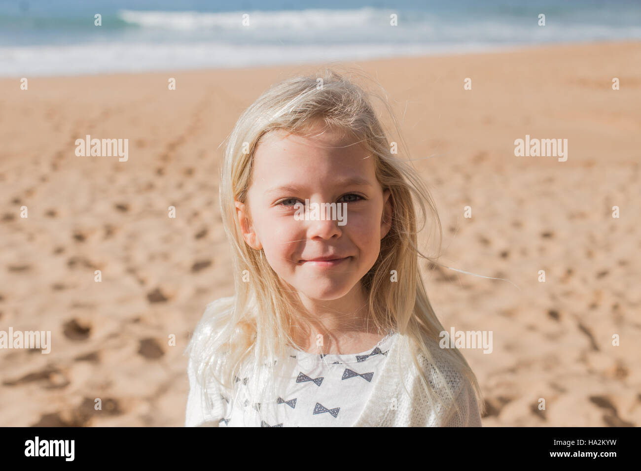 Porträt eines lächelnden Mädchens am Strand Stockfoto