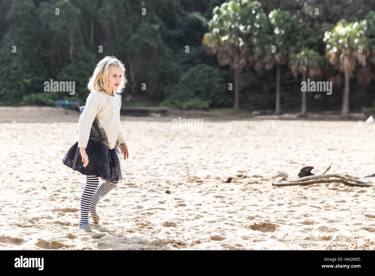 Mädchen am Strand entlang spazieren Stockfoto
