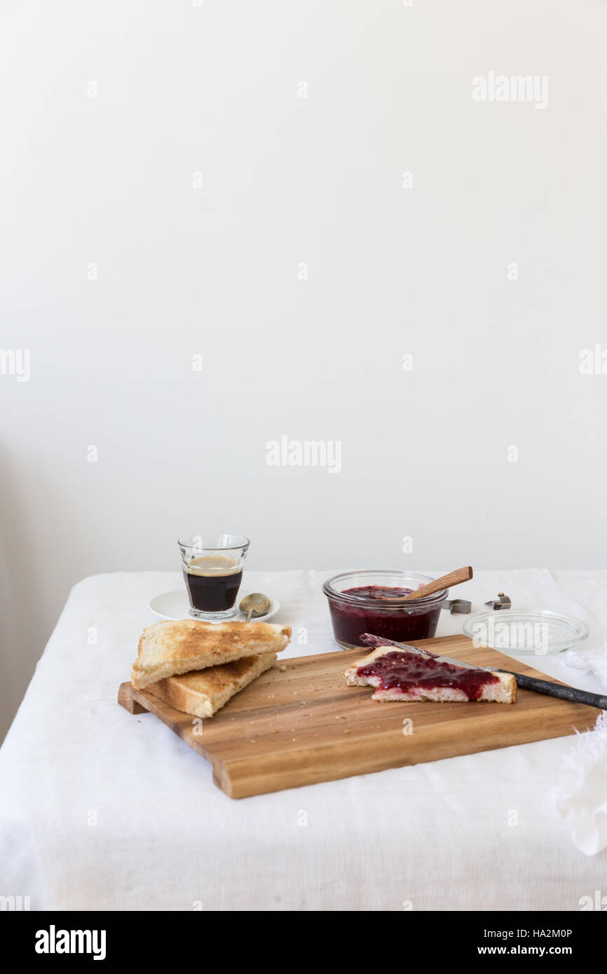 Toast und Marmelade mit Kaffee Stockfoto