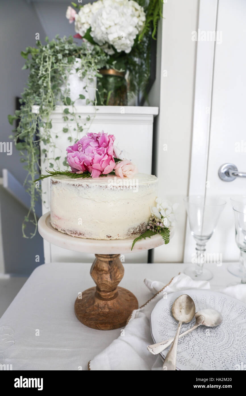 Biskuit mit Buttercreme Zuckerguss auf Etagere Stockfoto