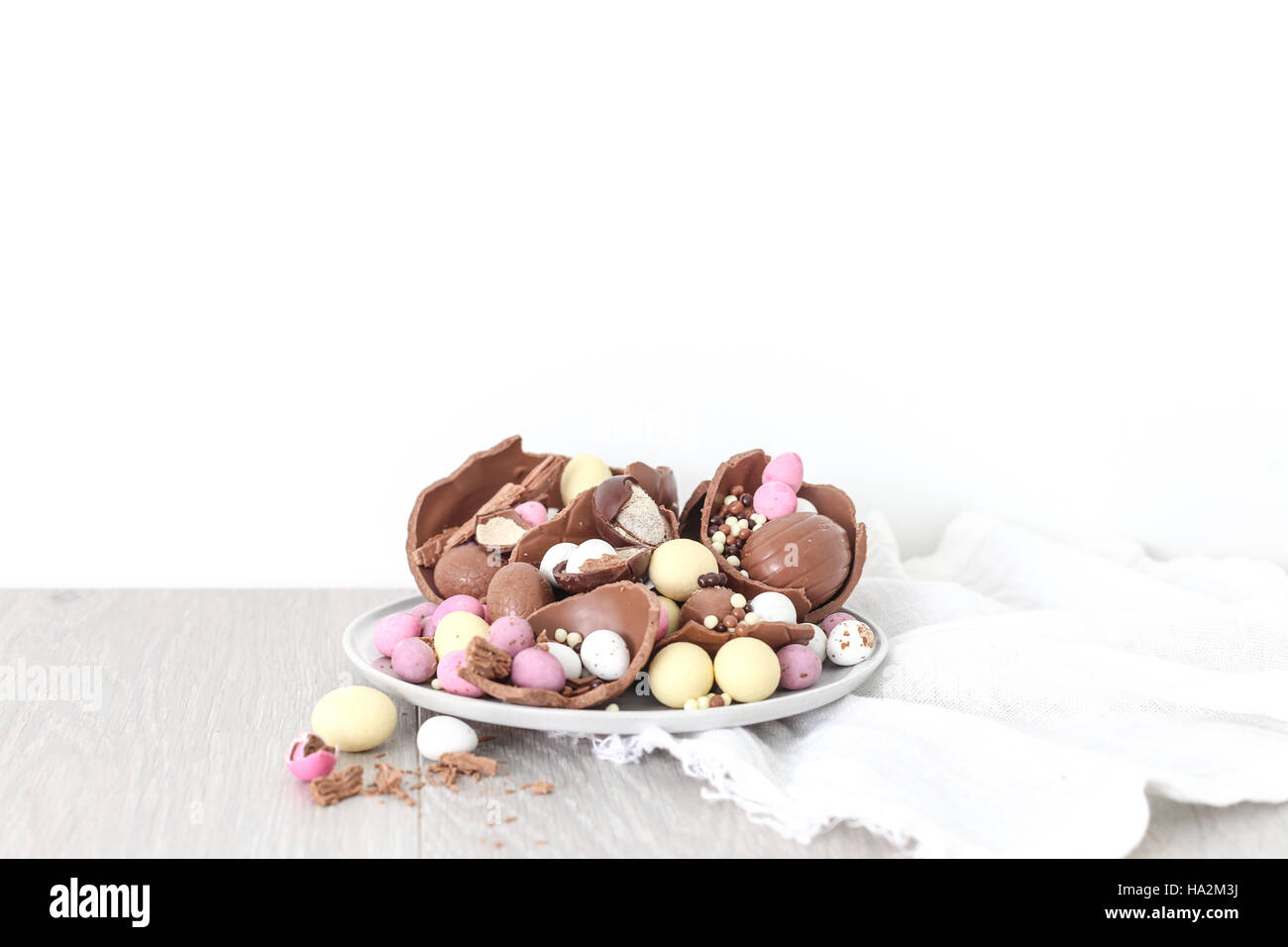Schokoladeneier auf einem Teller Stockfoto