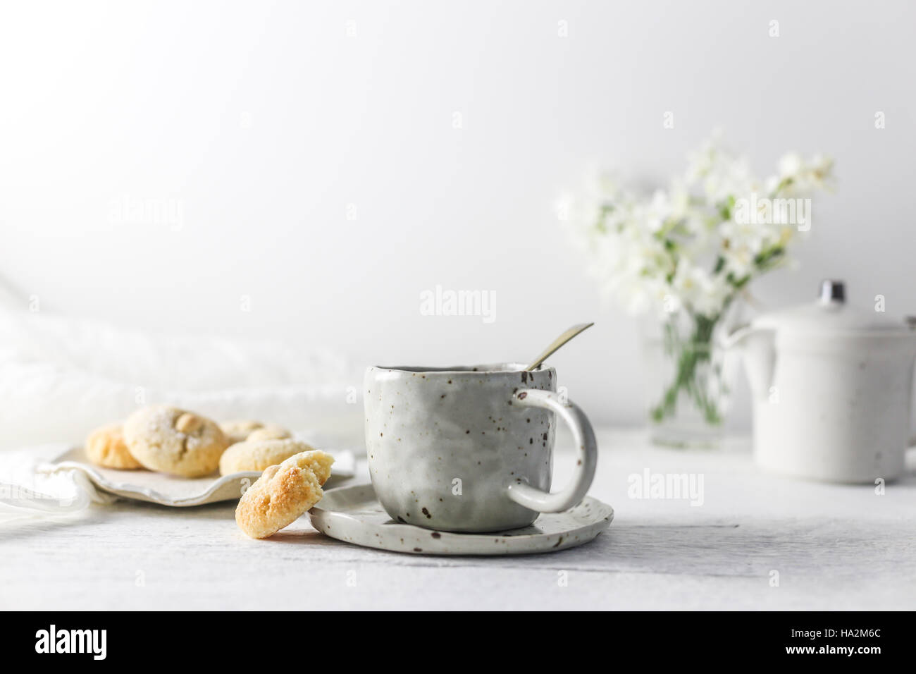 Tasse Tee und Mandel-Makronen Stockfoto