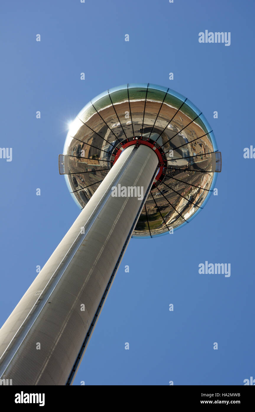 Brightons neues i360 beweglichen Aussichtsturm, zeigt die Unterseite blickte Brighton Meer widerspiegelt. Stockfoto