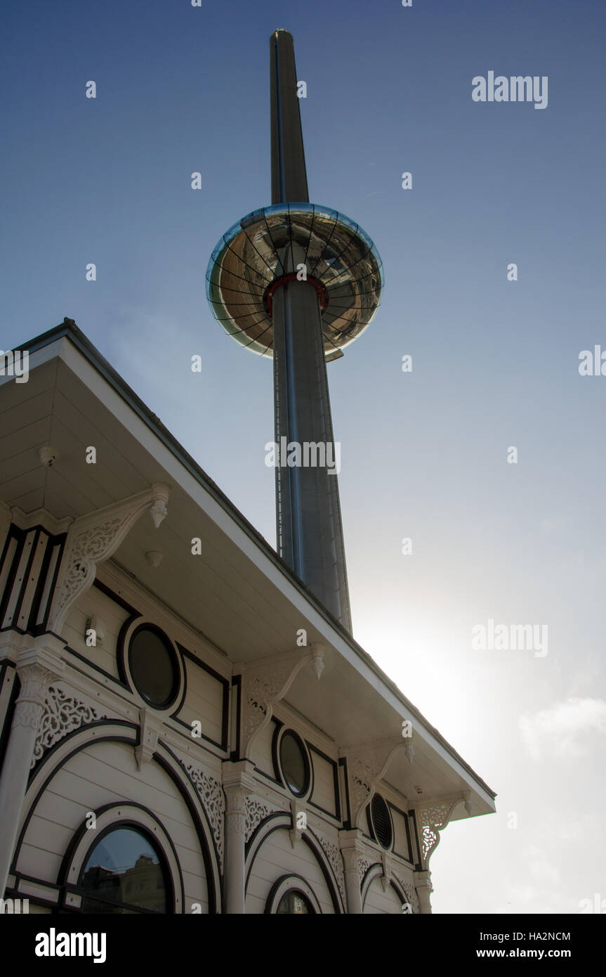 Brightons neues i360 beweglichen Aussichtsturm, zeigt die Unterseite blickte Brighton Meer widerspiegelt. Stockfoto
