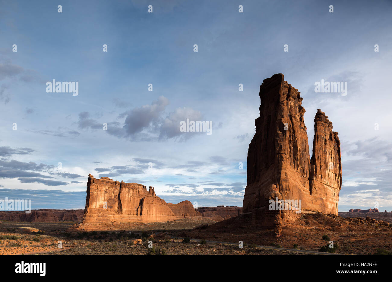 Courthouse Towers, Arches-Nationalpark, Utah, bei Sonnenaufgang. Stockfoto
