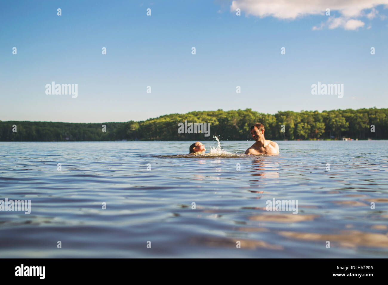 Vater lehrt seinen Sohn in einem See schwimmen Stockfoto