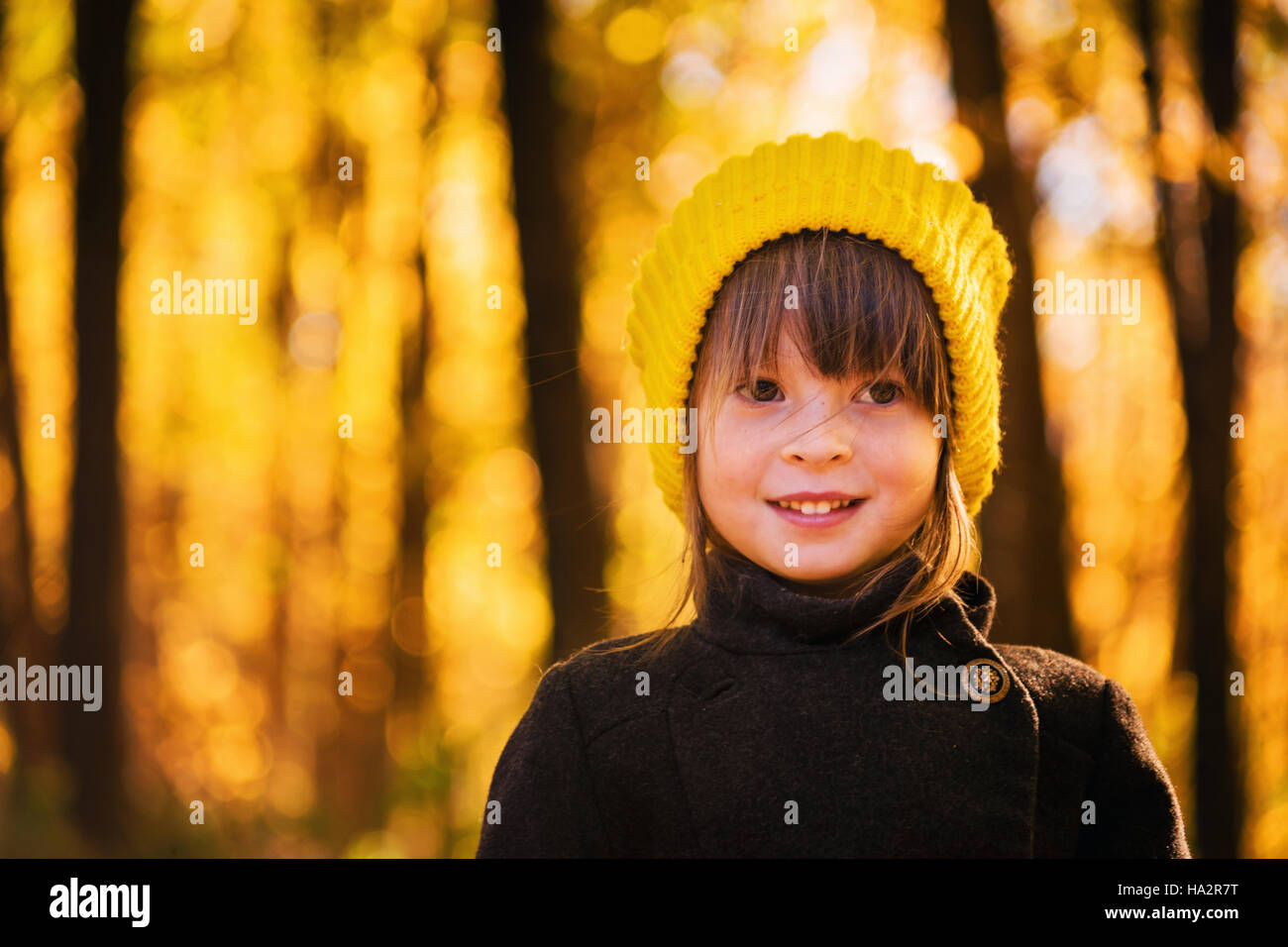 Porträt eines lächelnden Mädchens im Wald Stockfoto