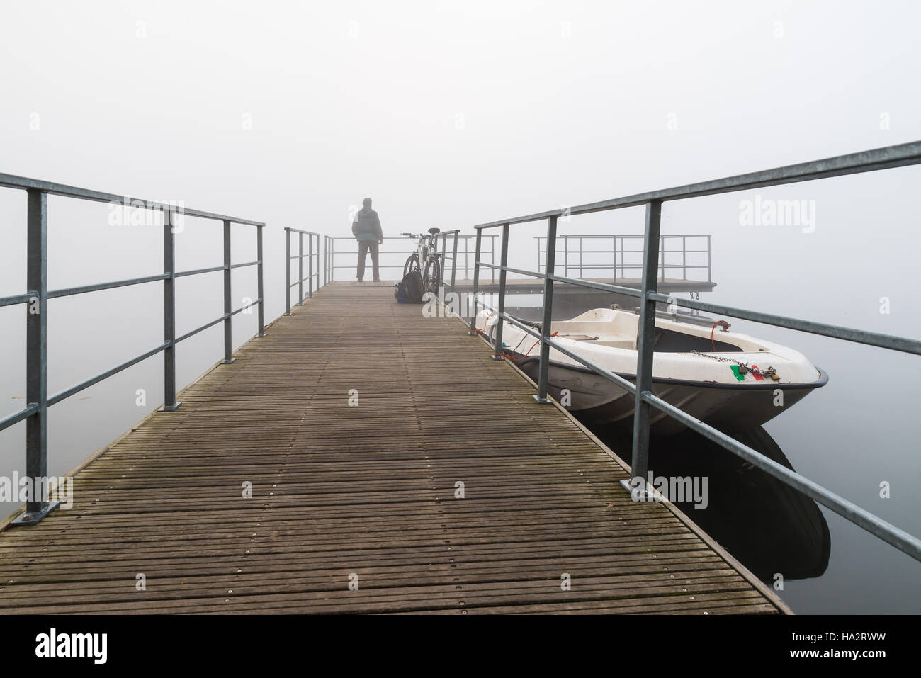 Biker mit Mountain-Bike im Nebel am Lago di Varese, Biandronno Italien Stockfoto