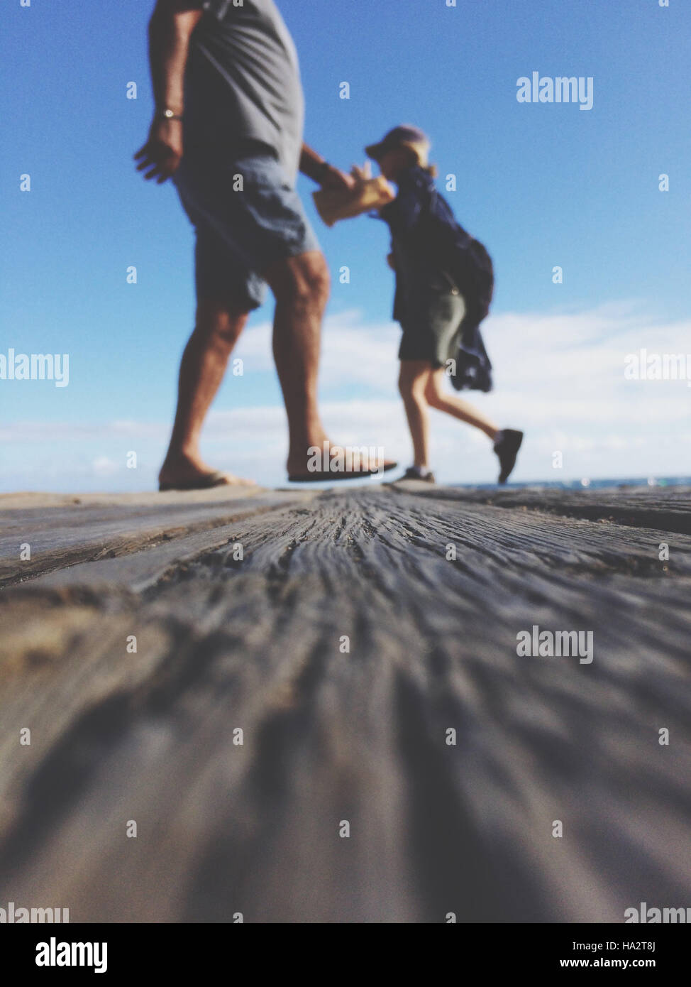 niedrigen Winkel Ansicht von zwei Menschen zu Fuß auf Gehweg Stockfoto