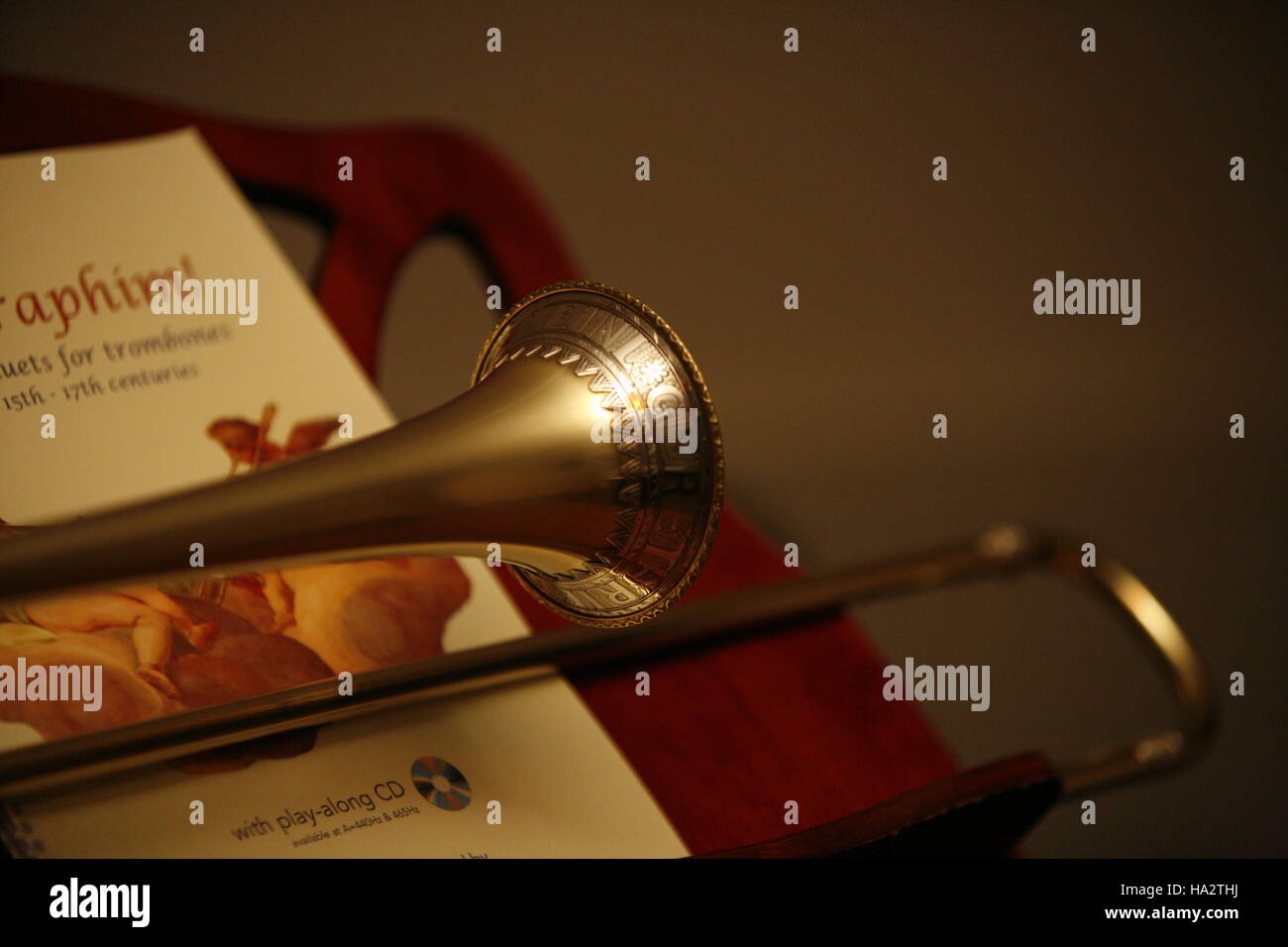 Alto Sackbut mit silbernen Kranz auf Notenständer. Stockfoto